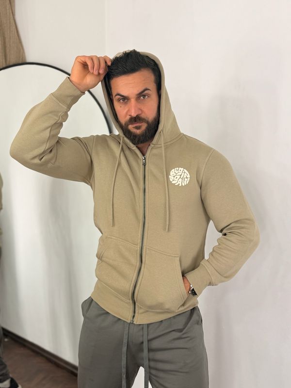 Campera deportiva con gorro.