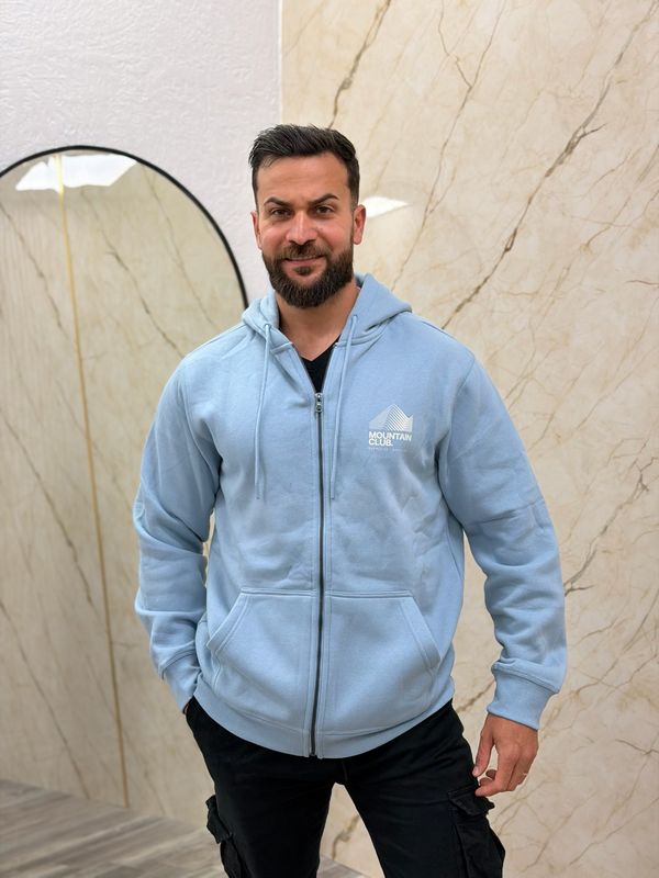Campera deportiva con cierre y capucha