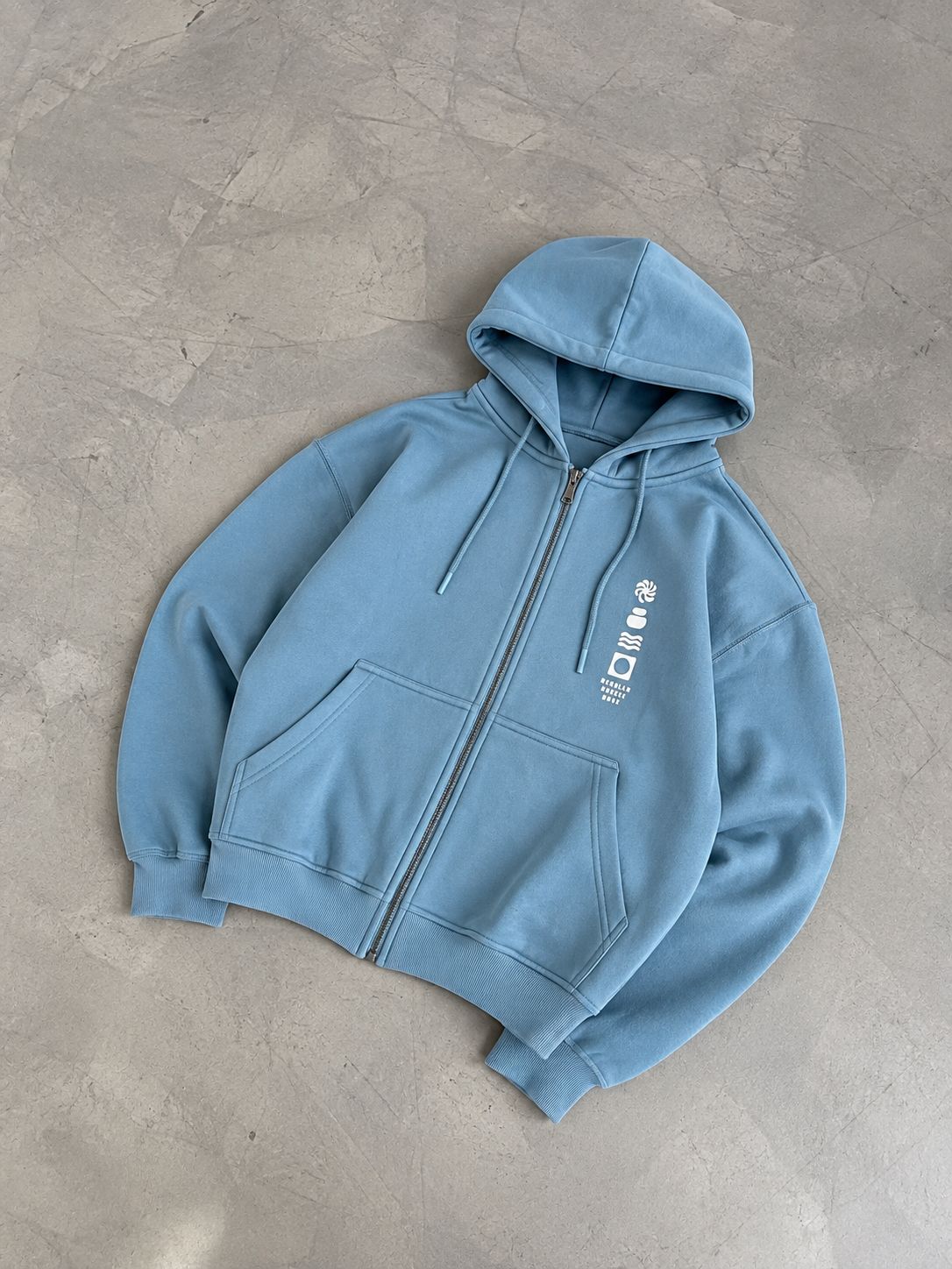 Campera deportiva con cierre y capucha