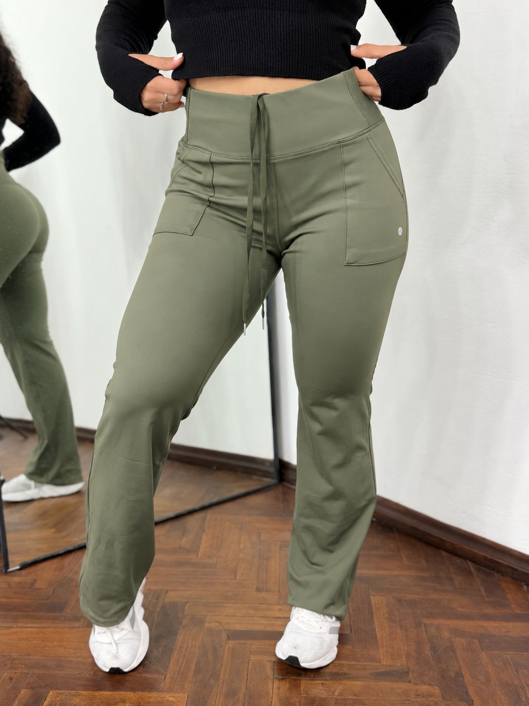 Pantalon calza deportivo con bolsillos