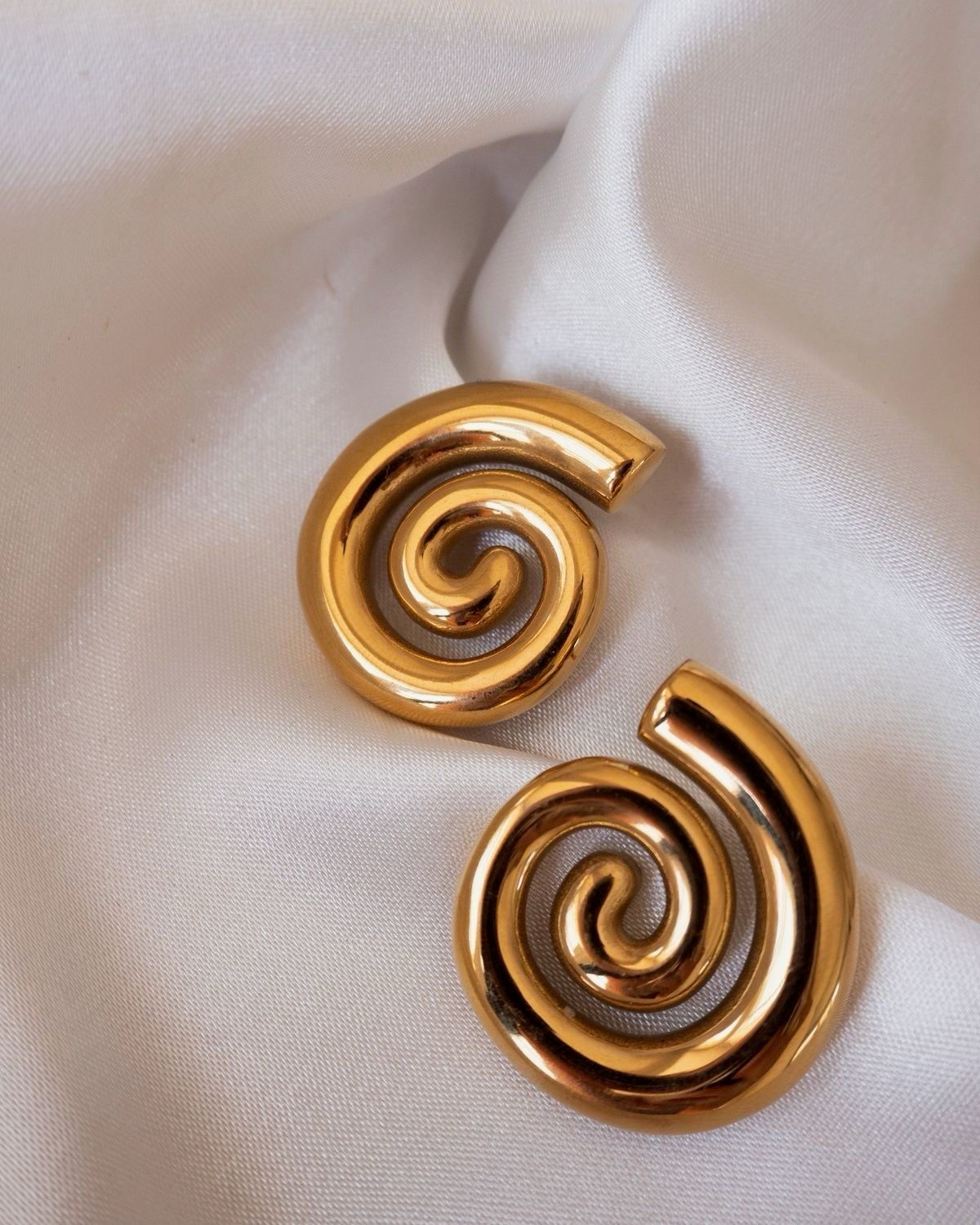 Caravanas espiral doradas de acero