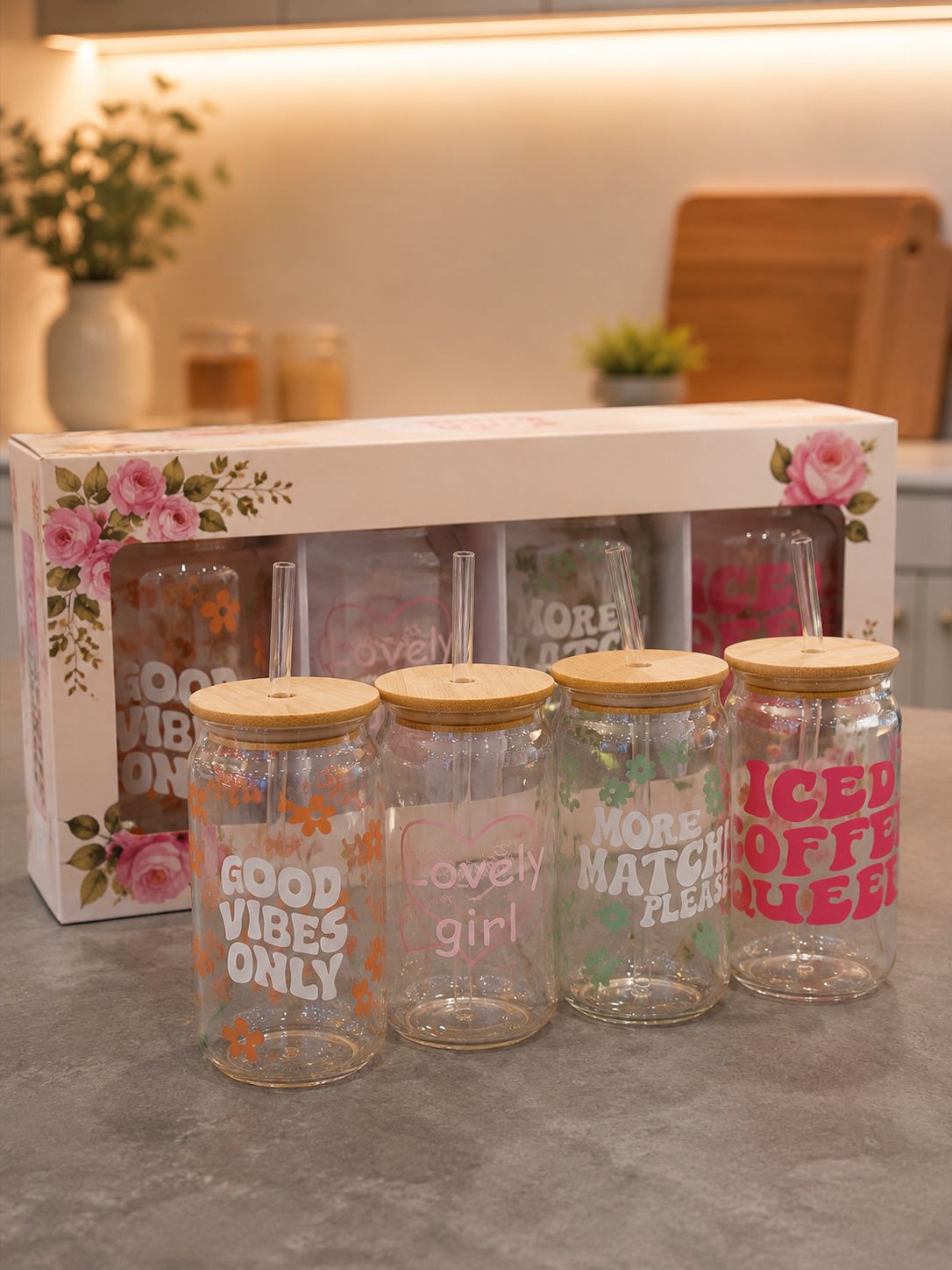 Pack de 4 vasos de vidrio con tapa de madera y pajita. Medida 15.5x7cm Pack de 4 vasos de vidrio con tapa de madera y pajita. Medida 15.5x7cm