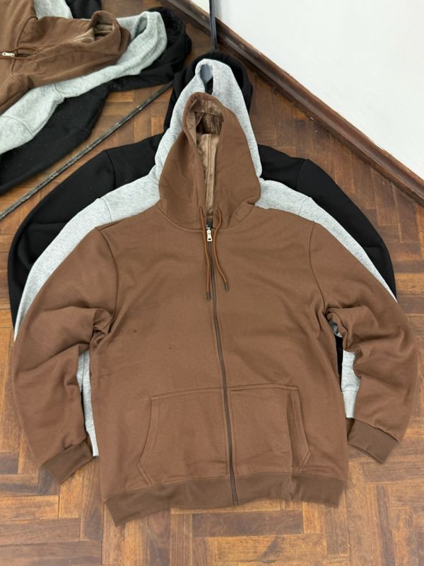 Campera deportiva con gorro.