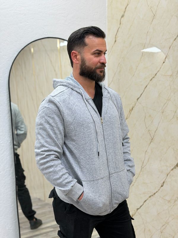 Campera deportiva con gorro.