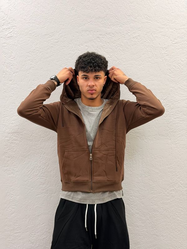 Campera deportiva con gorro.