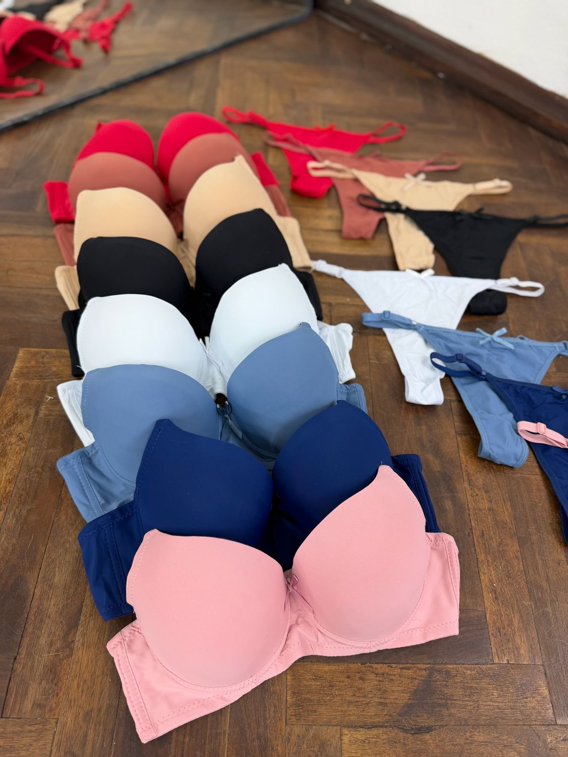 Conjunto de ropa interior con sutien y colaless por mayor ($190 c/u paquete minimo de 12 unidades)