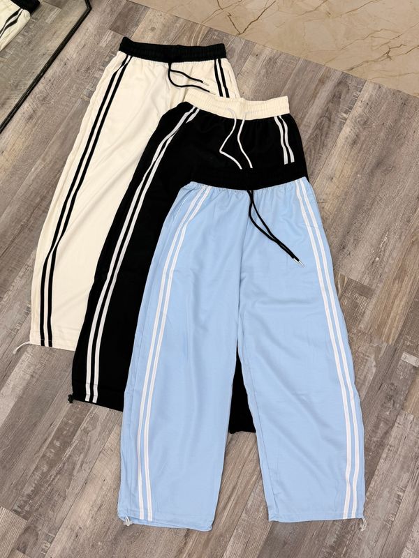 Pantalon deportivo con lineas
