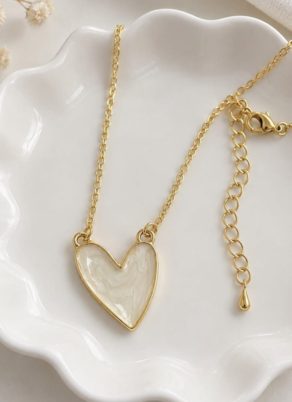 Collar corazon  dorado de acero y nacar