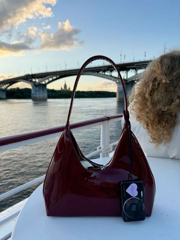 Cartera media luna brillante