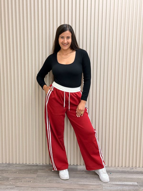Pantalon deportivo con lineas