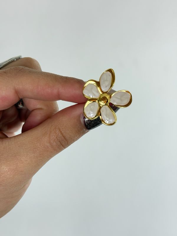 Caravanas estilo nacar y dorado por mayor ($40 c/u paquete mínimo de 12 unidades)