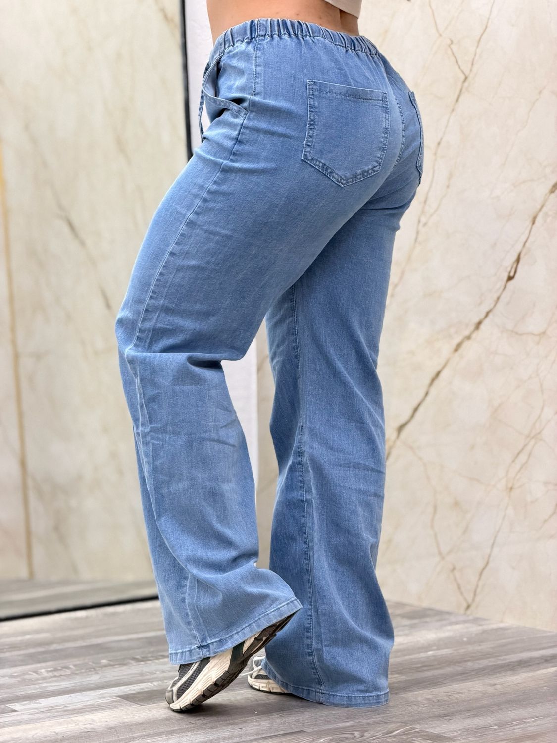 Jeans ancho con cordones