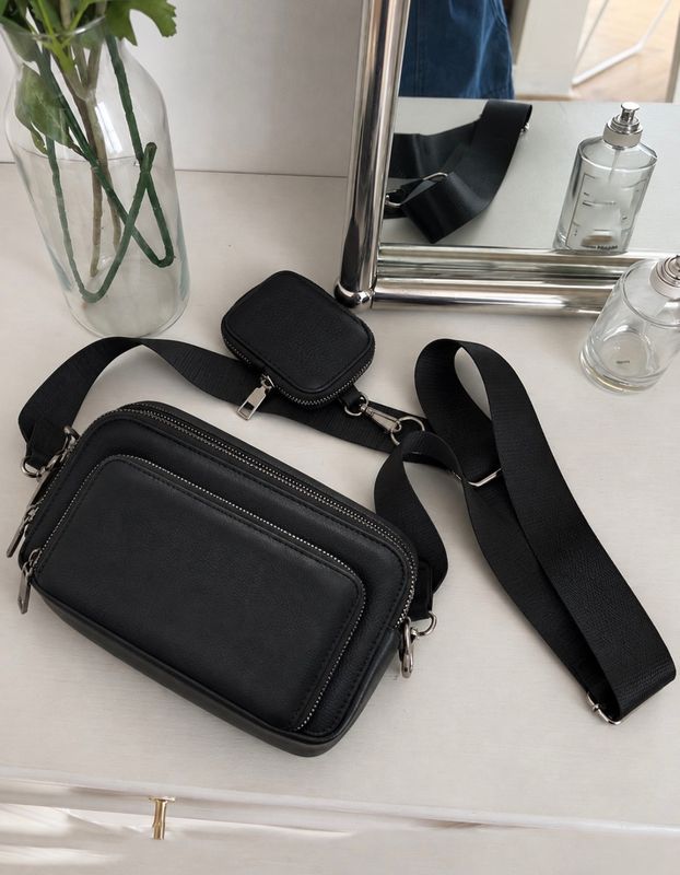 Cartera  bandolera con correa