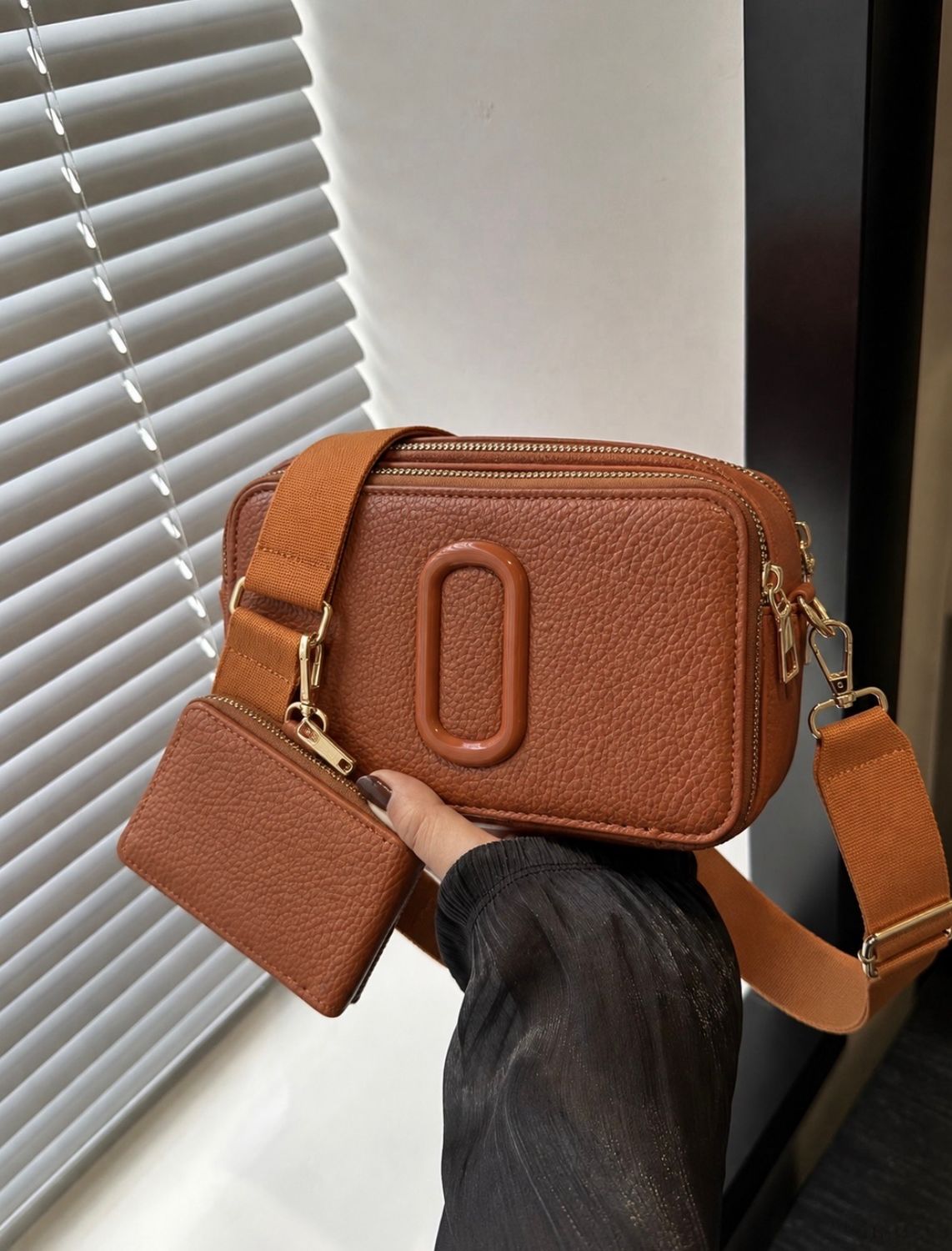 Bolso bandolera con correa