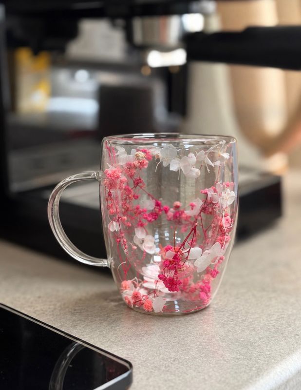 Taza de vidrio de doble capa con flores secas