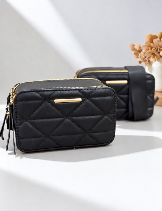 Cartera bandolera negra con correa