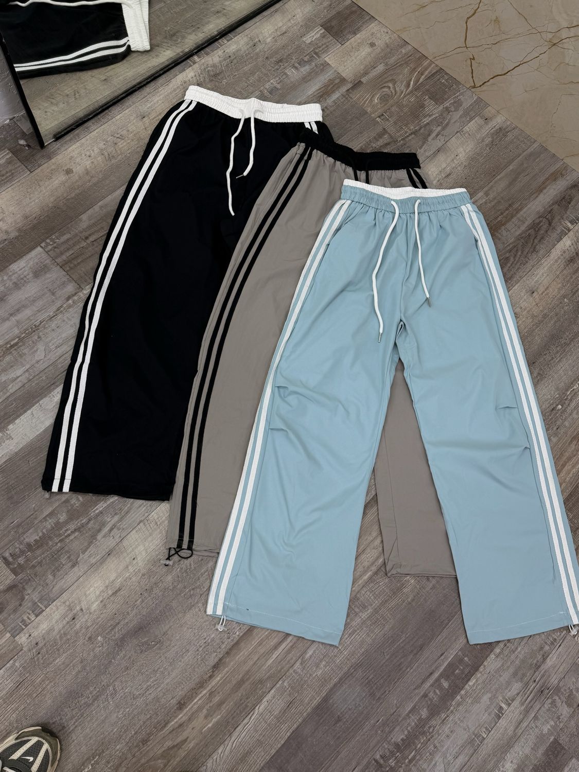 Pantalon deportivo con lineas