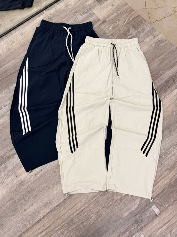 Pantalon deportivo con lineas