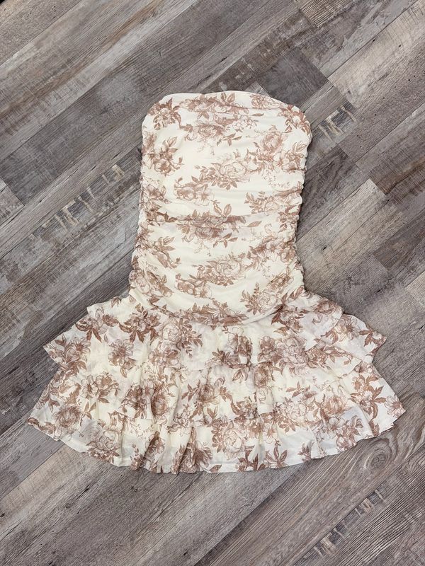 Vestido strapless con vuelos