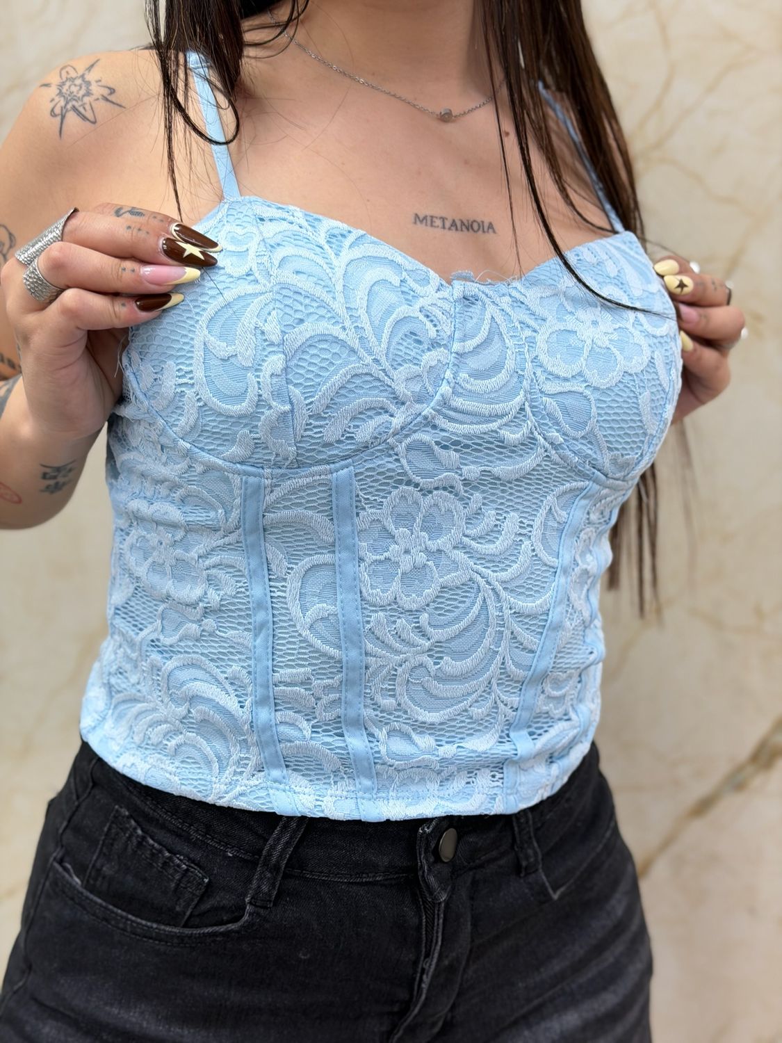 Top de encaje con breteles