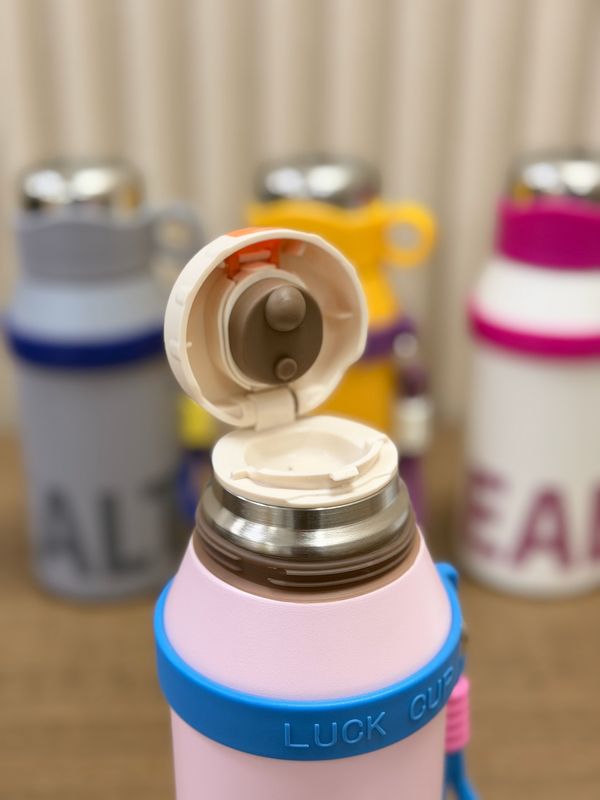 Termo con taza y agarre de 700ml por mayor ($390 c/u paquete de 12 unidades)