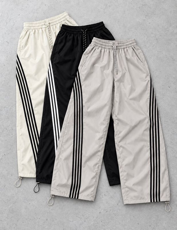 Pantalon deportivo con lineas