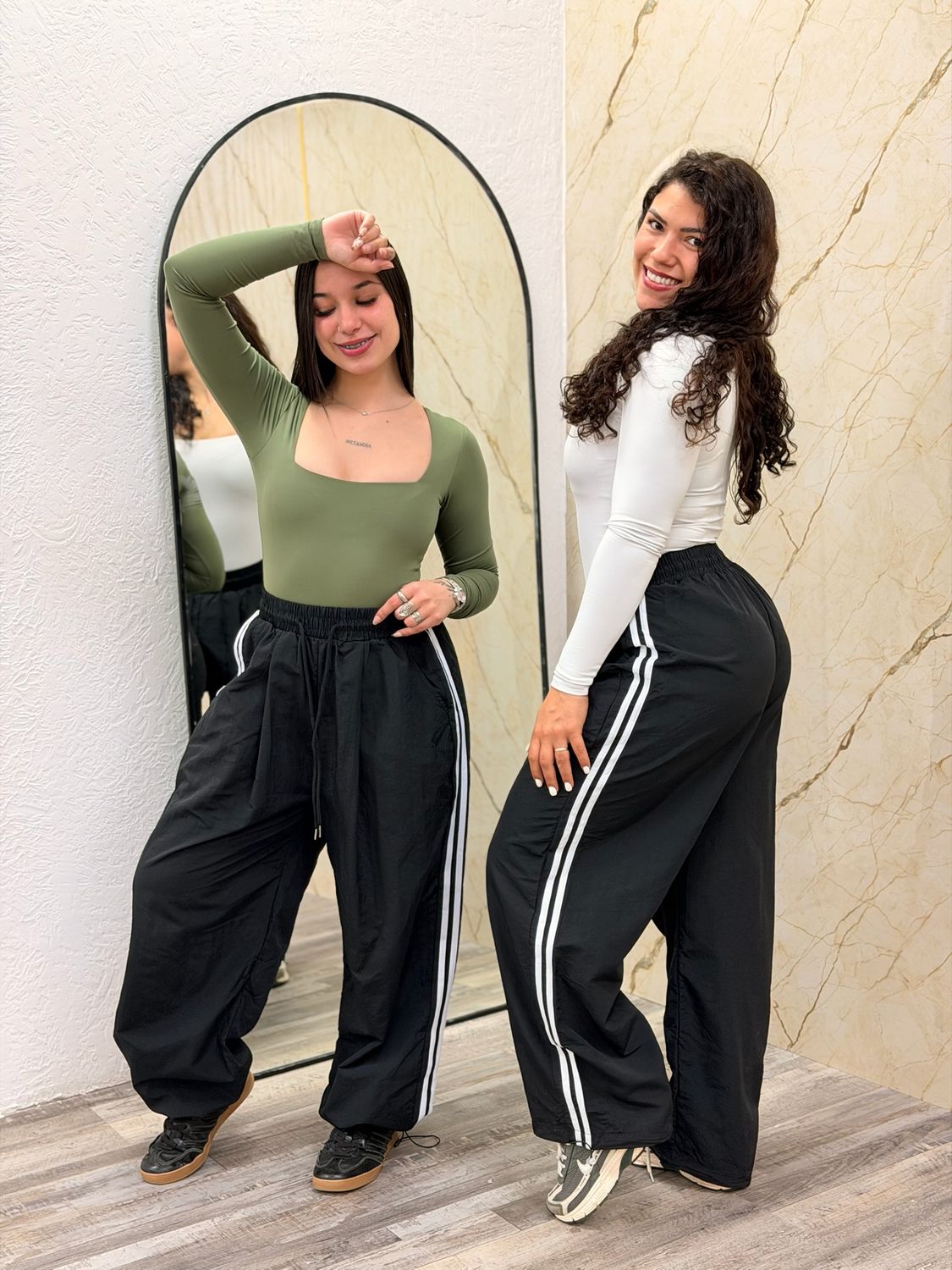 Pantalon deportivo regulable unisex por mayor ($390 c/u paquete de 12 unidades)