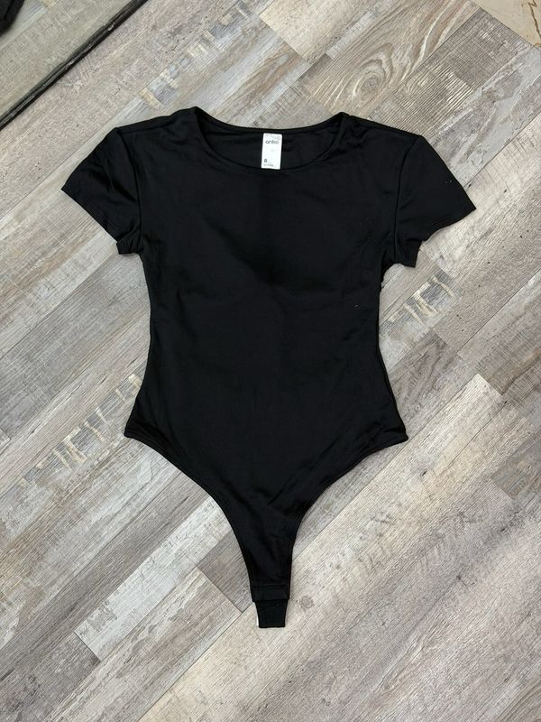 Body mangas cortas negro por mayor ($290 c/u paquete de 12 unidades)