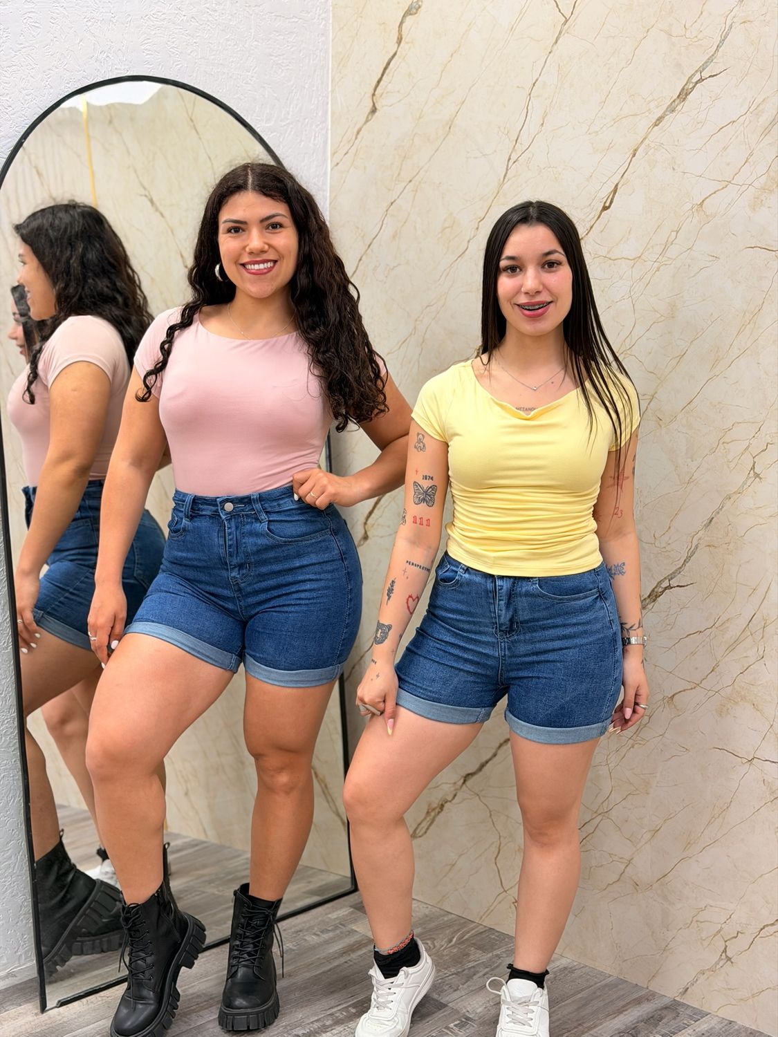 Short de jean con dobladillo por mayor ($590 c/u paquete de 12 unidades) Short de jean con dobladillo por mayor ($590 c/u paquete de 12 unidades)