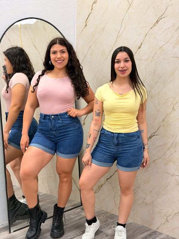 Short de jean con dobladillo por mayor ($590 c/u paquete de 12 unidades)