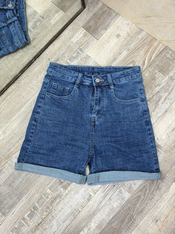 Short de jean con dobladillo por mayor ($590 c/u paquete de 12 unidades)