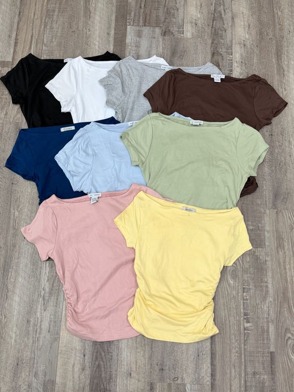 Remera con detalle en los costados por mayor ($290 c/u paquete de 12 unidades)