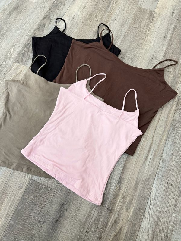Remera basica con breteles por mayor ($190 c/u paquete de 12 unidades