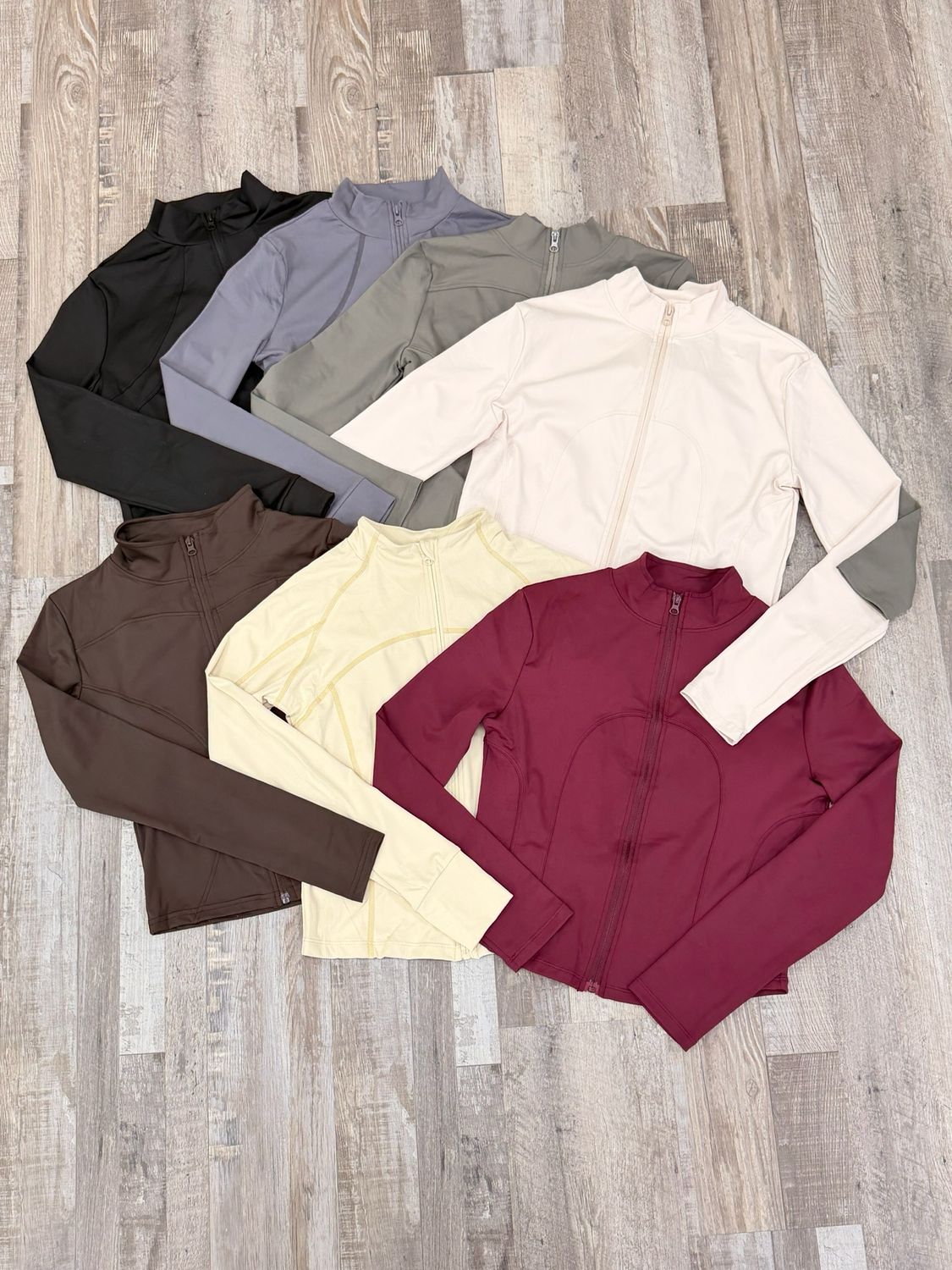 Campera deportiva con cierre por mayor ($290 c/u paquete de 12 unidades)