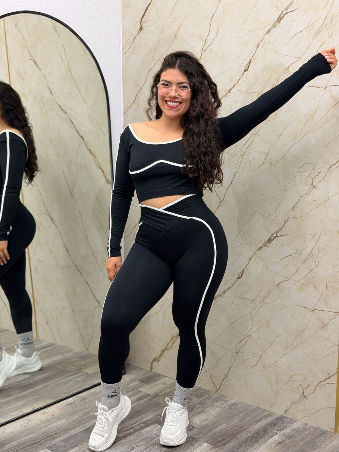Conjunto de top manga larga y calza con lineas Conjunto de top manga larga y calza con lineas