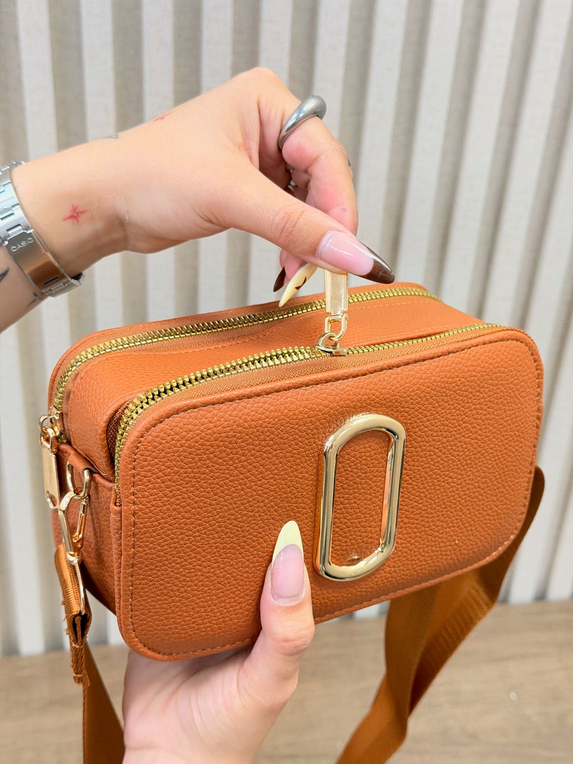 Cartera bandolera con correa