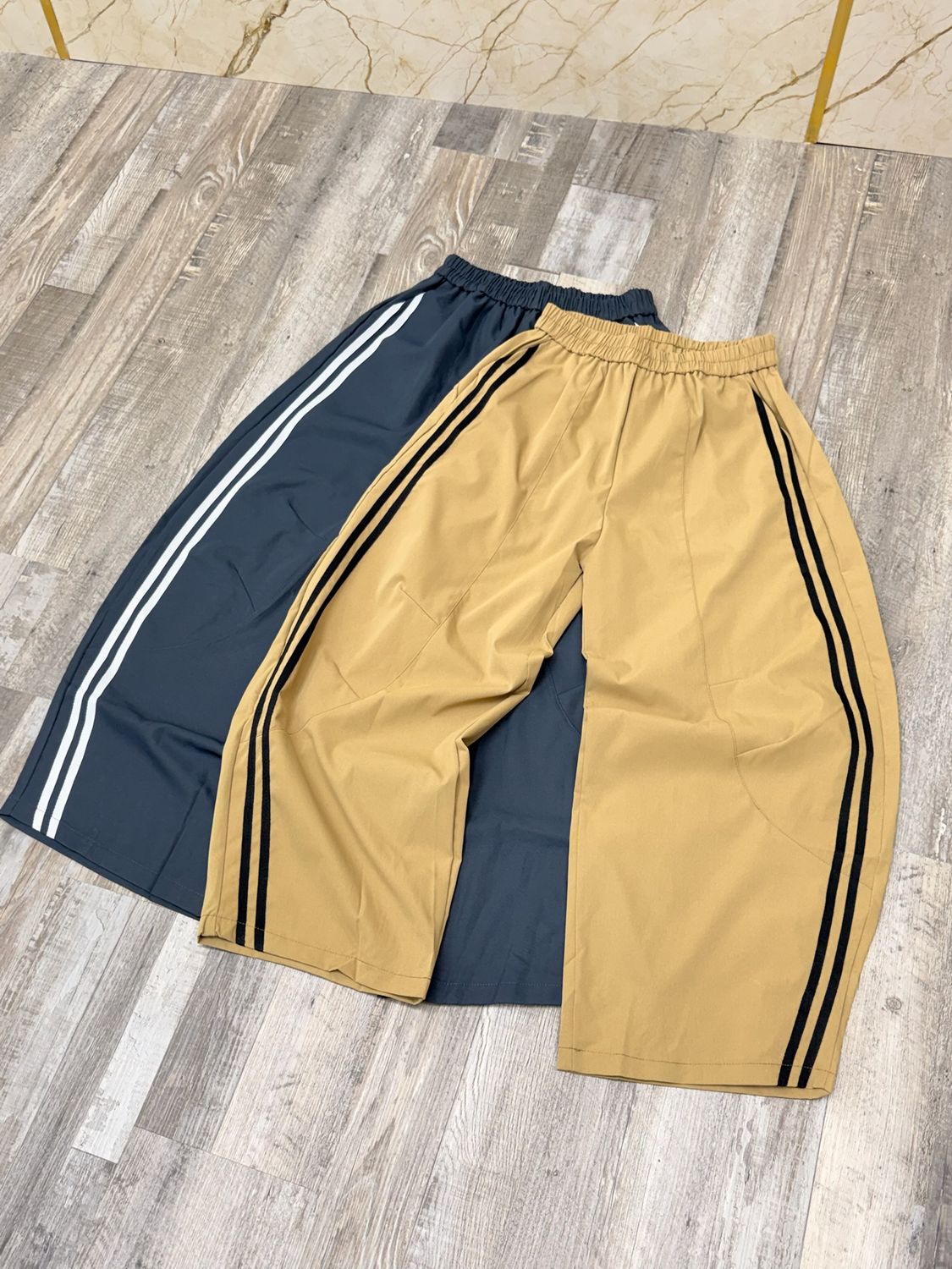Pantalon ancho con raya costado