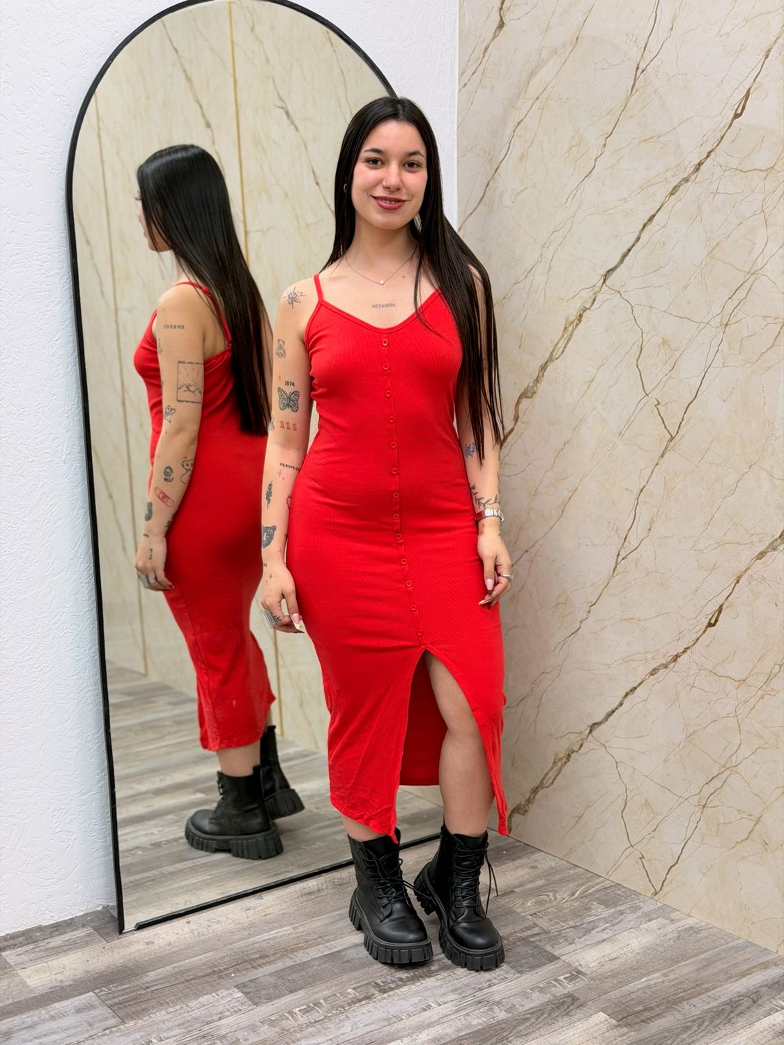 Vestido con botones y tajo