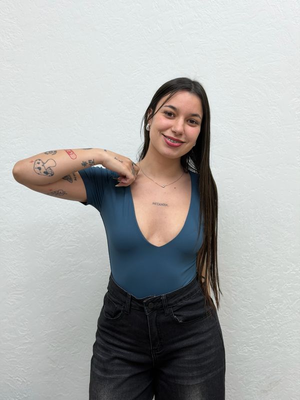 Body remera con escote