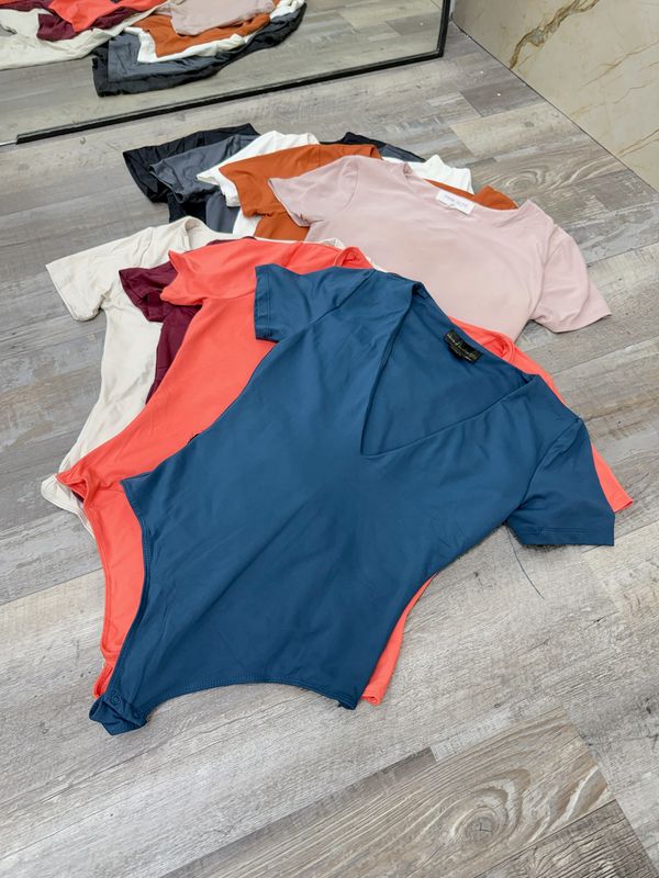 Body remera con escote