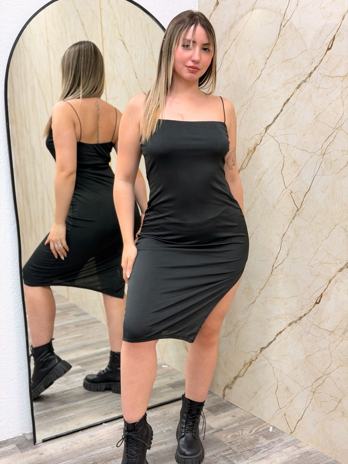 Vestido de breteles con tajo