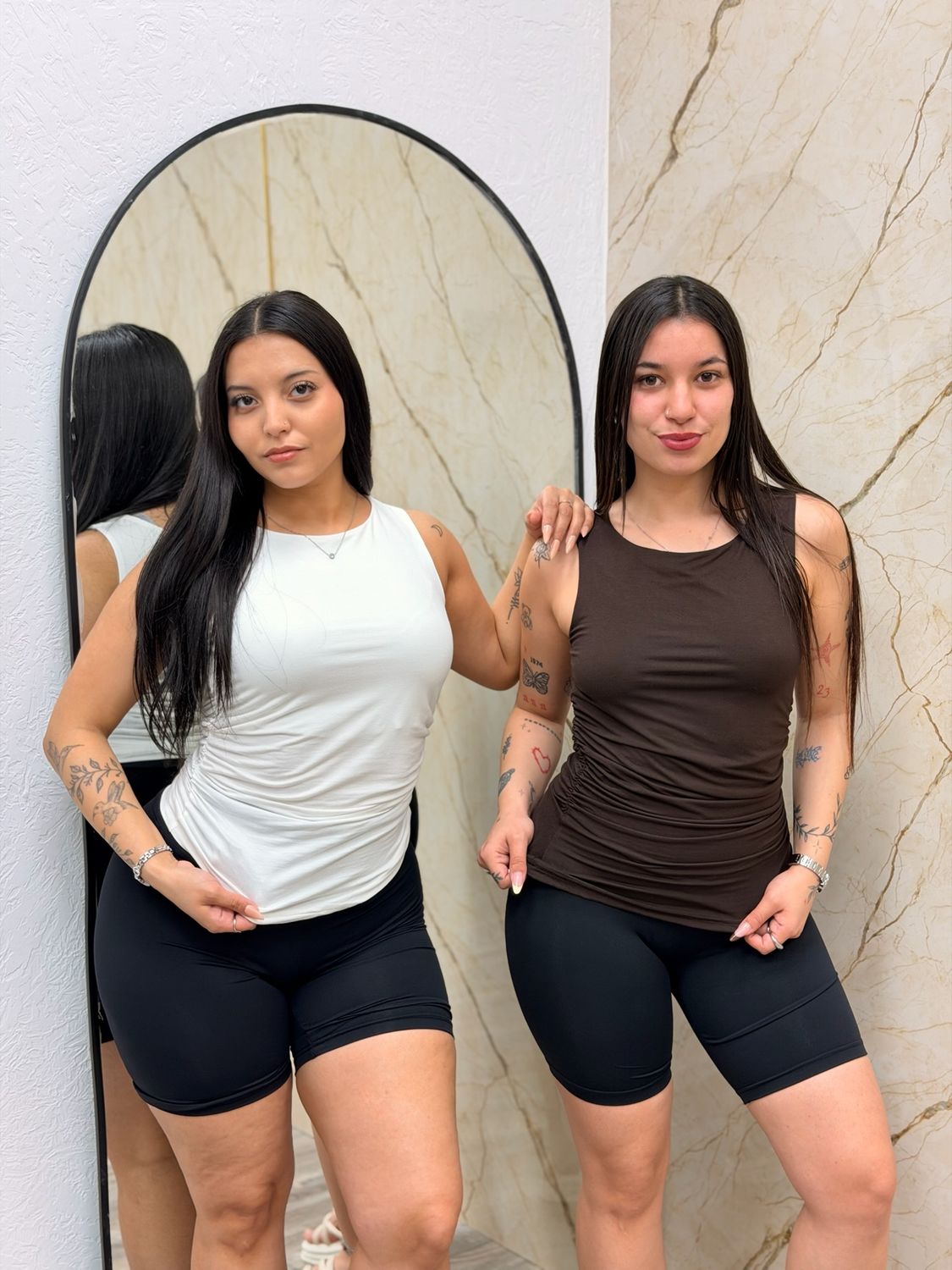 Musculosa elastizada con frunce en costado Musculosa elastizada con frunce en costado