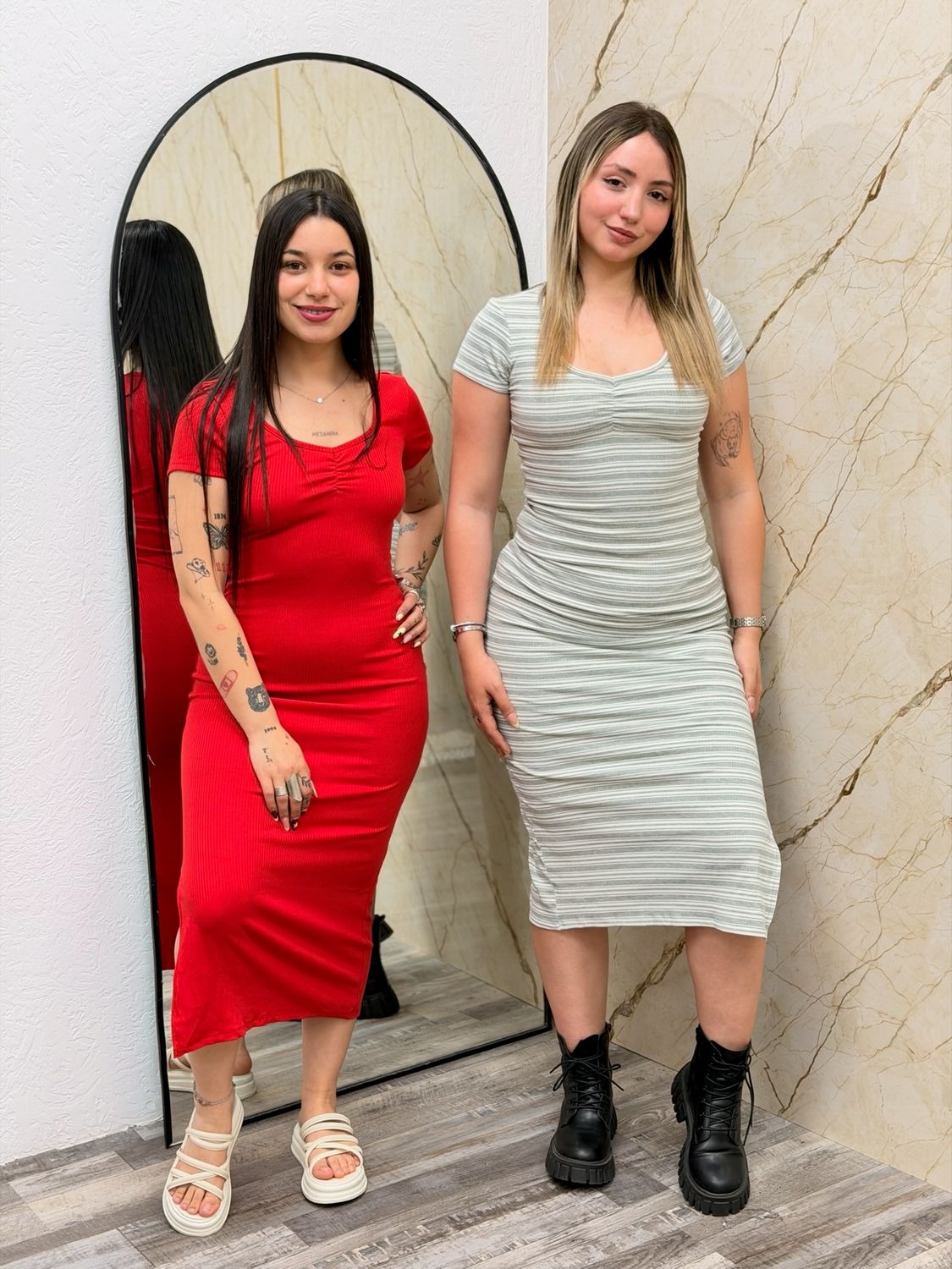 Vestido de mangas cortas con tajo