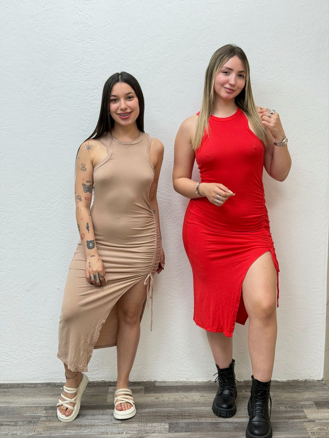 Vestido musculosa con frunce al costado Vestido musculosa con frunce al costado