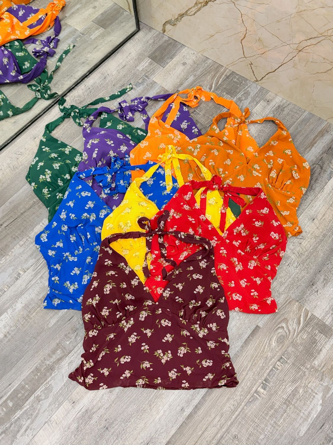 Top estampado atado al cuello