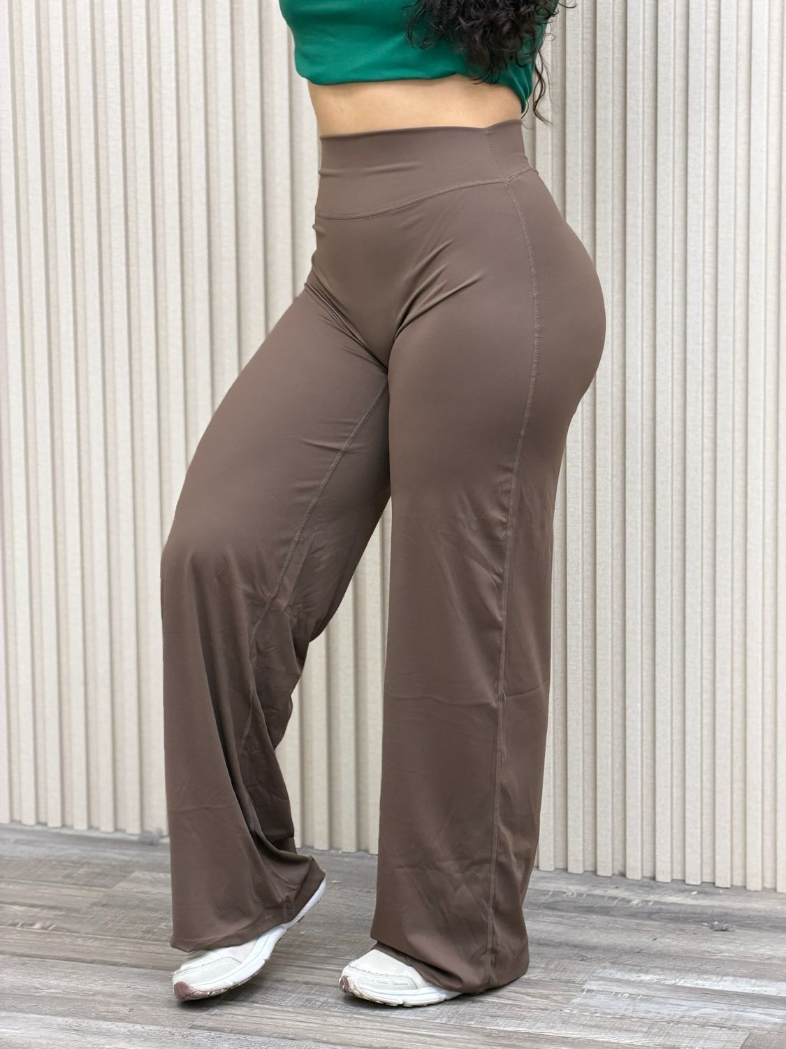 Calza palazo deportiva ancha