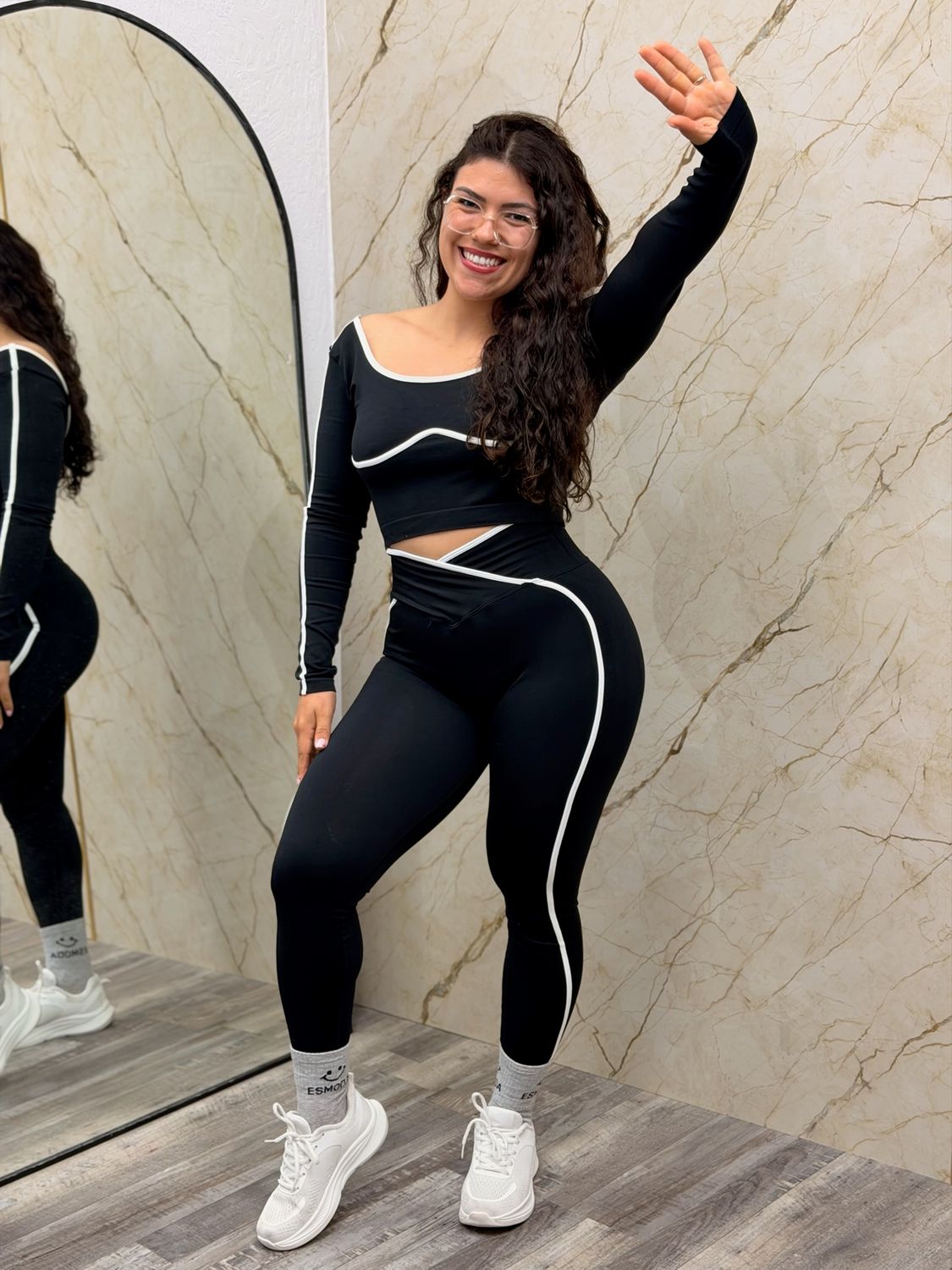Conjunto de top manga larga y calza con lineas por mayor ($750 c/u paquete de 6 unidades)