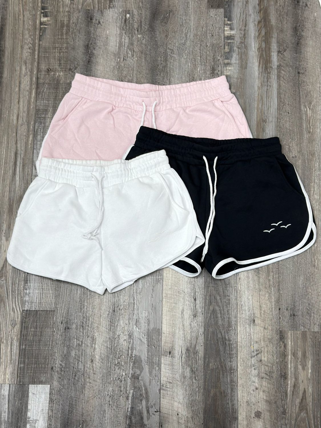 Short deportivo con lineas por mayor ($190 c/u paquete de 6 unidades) Short deportivo con lineas por mayor ($190 c/u paquete de 6 unidades)
