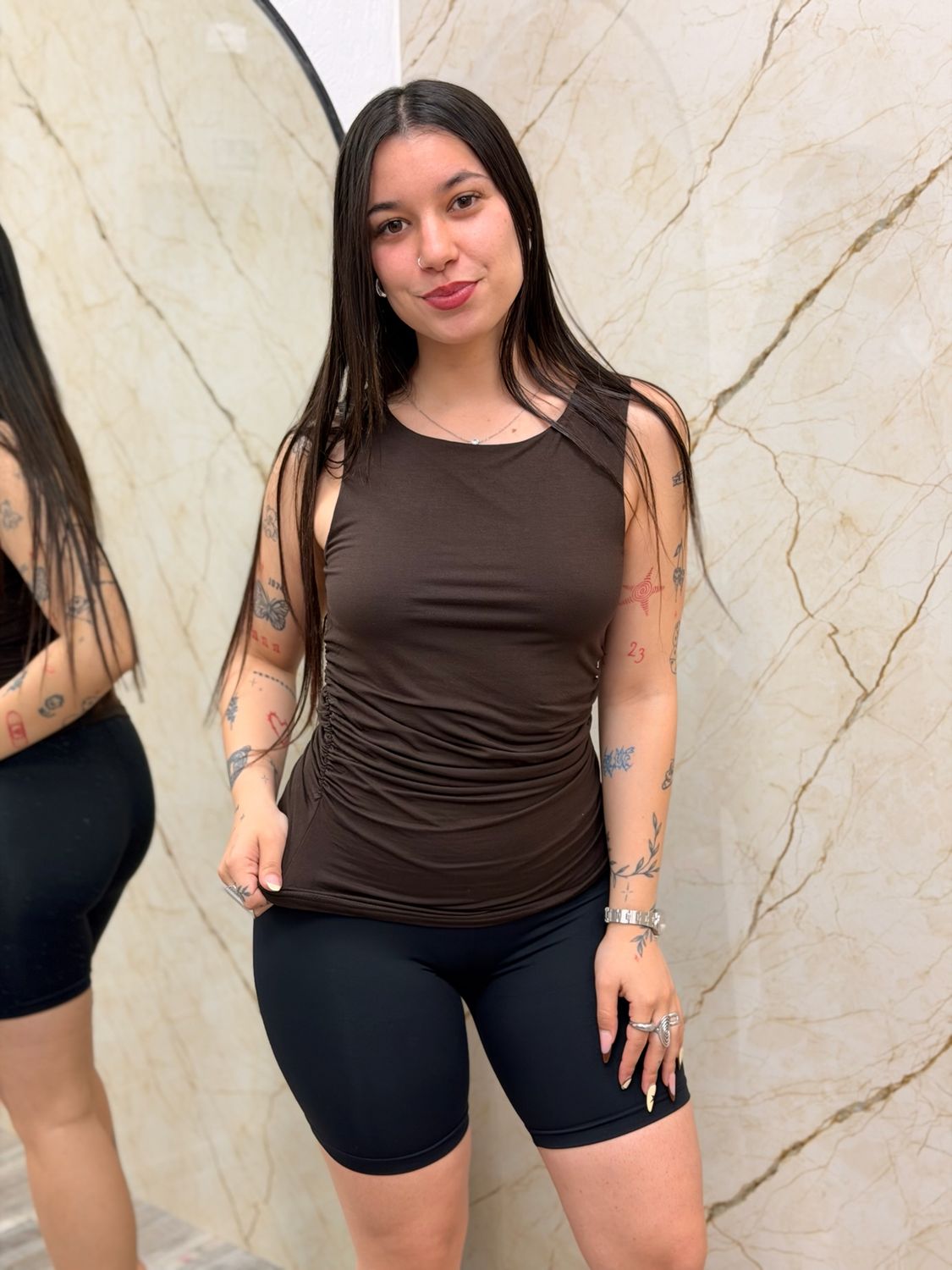 Musculosa elastizada con frunce en costado por mayor ($290 c/u paquete de 6 unidades)