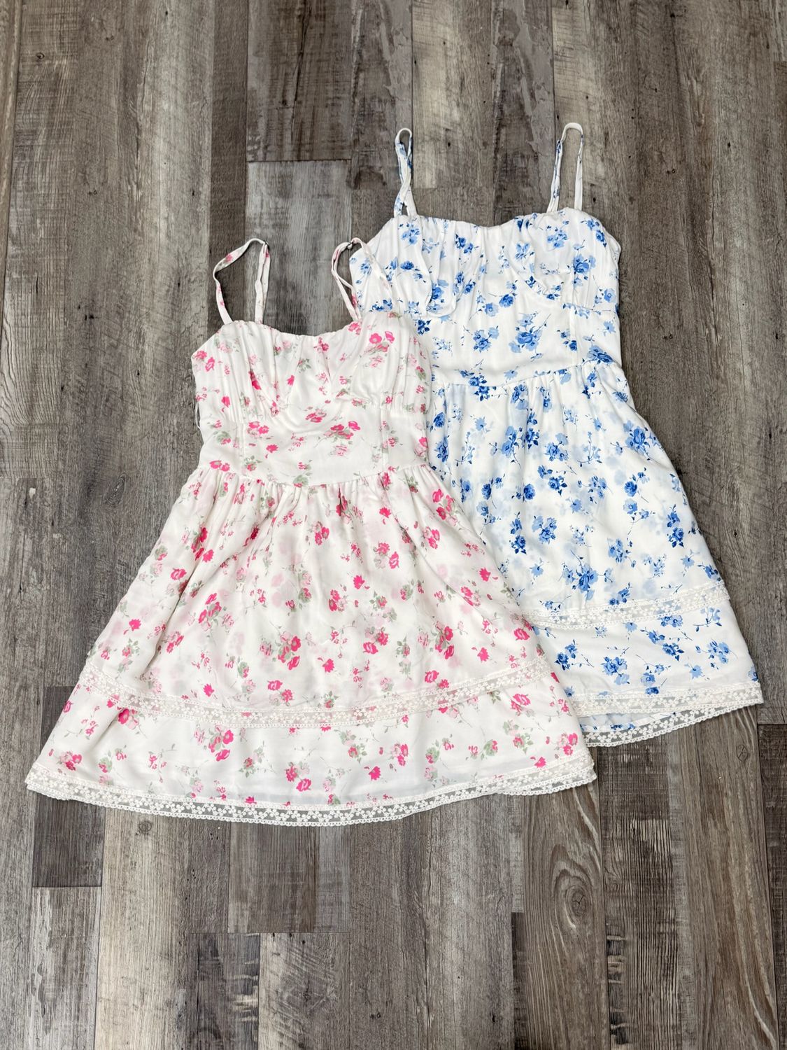 Vestido corto con breteles estampado ( $290 c/u paquete de 6 unidades )